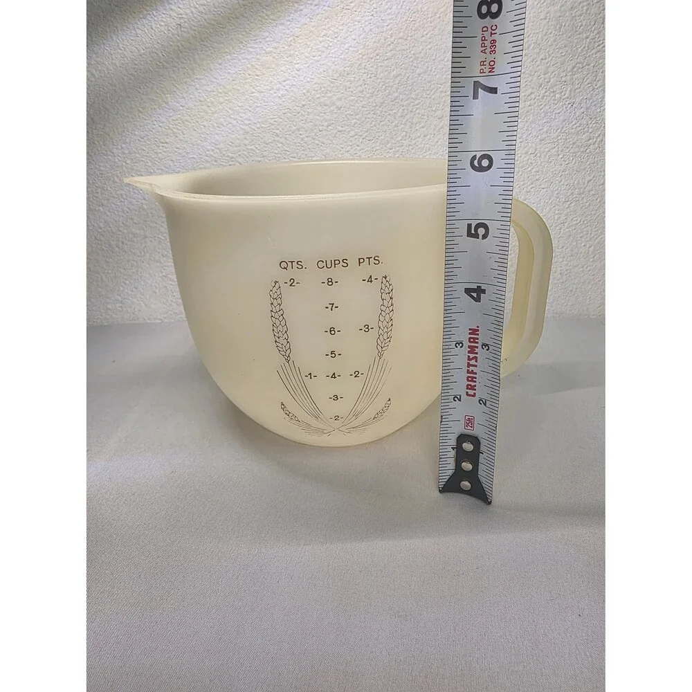 Vintage cream colored Tupperware measuring pitcher 8 cups kitchen Collectible